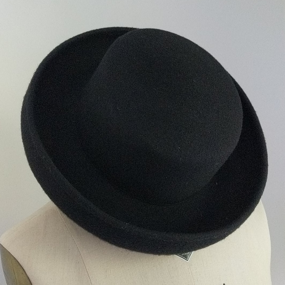 SOLD - Black wool hat.